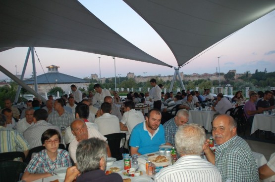 Kale Ticaret’ten dillere destan iftar yemeği 21