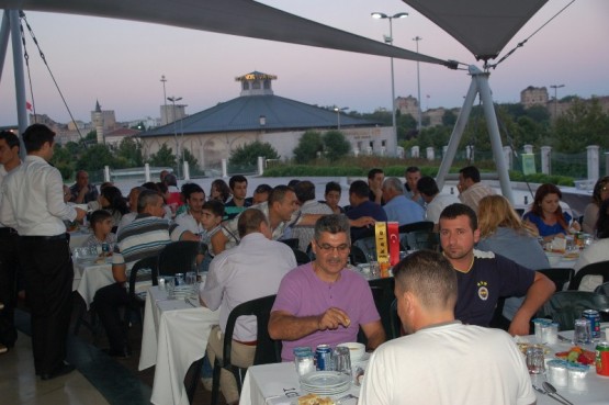 Kale Ticaret’ten dillere destan iftar yemeği 22