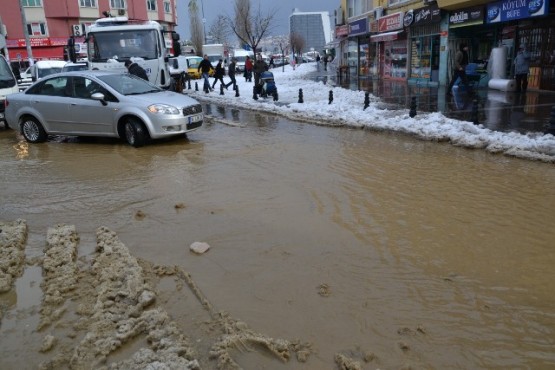 Kâğıthane’de İSKİ'ye ait su borusu patladı 1