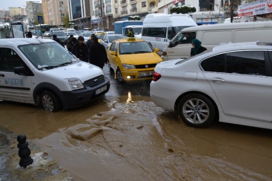 Kâğıthane’de İSKİ'ye ait su borusu patladı 10