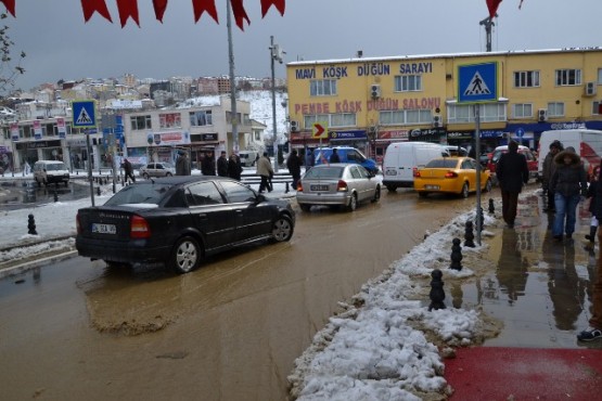 Kâğıthane’de İSKİ'ye ait su borusu patladı 11