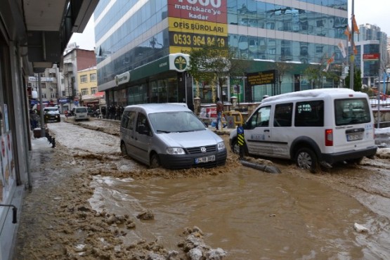 Kâğıthane’de İSKİ'ye ait su borusu patladı 12