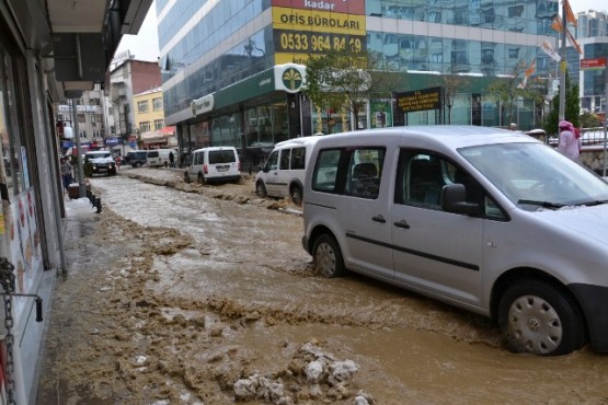 Kâğıthane’de İSKİ'ye ait su borusu patladı 13