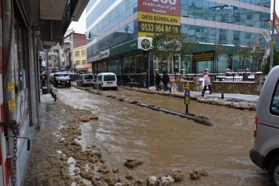 Kâğıthane’de İSKİ'ye ait su borusu patladı 14