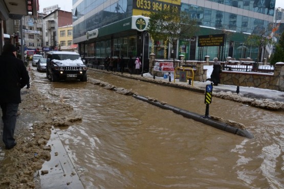 Kâğıthane’de İSKİ'ye ait su borusu patladı 15