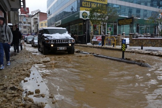 Kâğıthane’de İSKİ'ye ait su borusu patladı 16