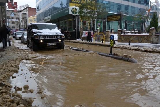 Kâğıthane’de İSKİ'ye ait su borusu patladı 17