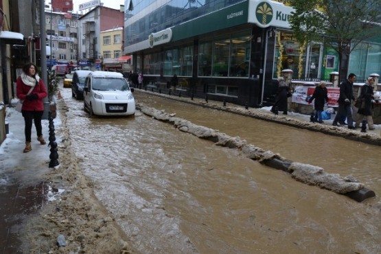 Kâğıthane’de İSKİ'ye ait su borusu patladı 18