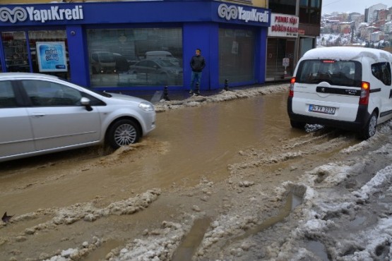 Kâğıthane’de İSKİ'ye ait su borusu patladı 2