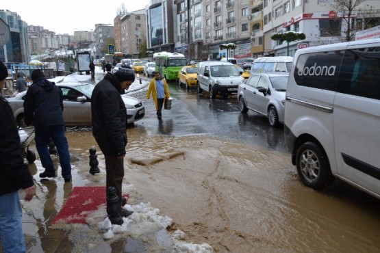 Kâğıthane’de İSKİ'ye ait su borusu patladı 20