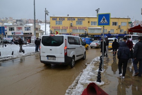 Kâğıthane’de İSKİ'ye ait su borusu patladı 21