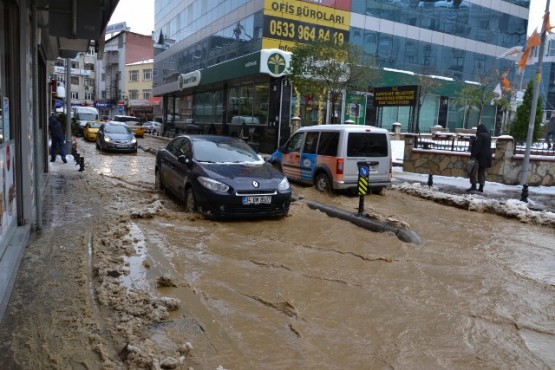 Kâğıthane’de İSKİ'ye ait su borusu patladı 23