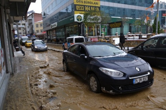 Kâğıthane’de İSKİ'ye ait su borusu patladı 24