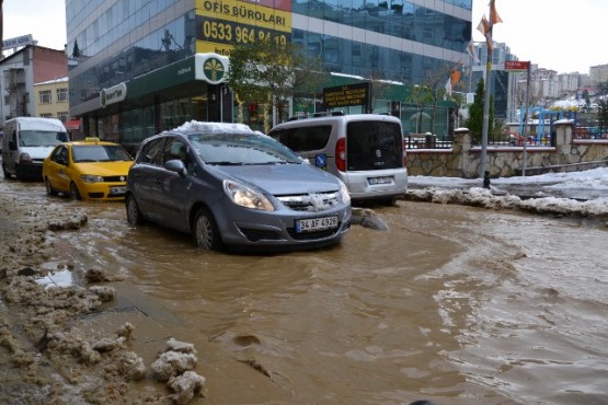 Kâğıthane’de İSKİ'ye ait su borusu patladı 25