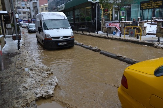 Kâğıthane’de İSKİ'ye ait su borusu patladı 26