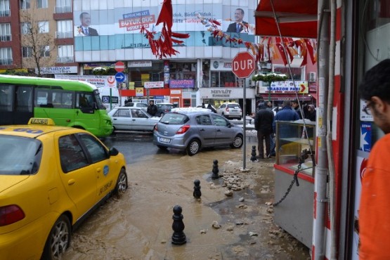 Kâğıthane’de İSKİ'ye ait su borusu patladı 27