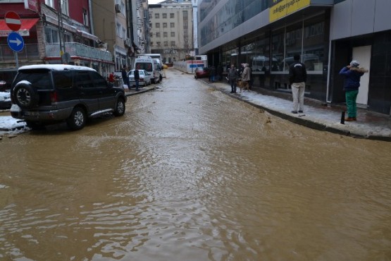 Kâğıthane’de İSKİ'ye ait su borusu patladı 28