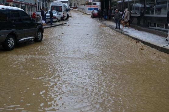 Kâğıthane’de İSKİ'ye ait su borusu patladı 29