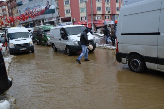 Kâğıthane’de İSKİ'ye ait su borusu patladı 3