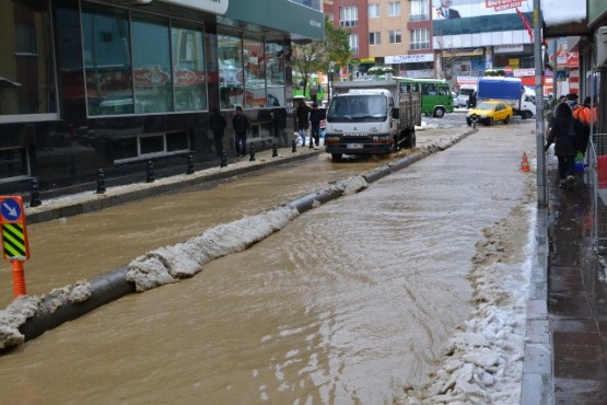 Kâğıthane’de İSKİ'ye ait su borusu patladı 30