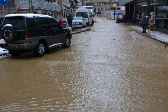 Kâğıthane’de İSKİ'ye ait su borusu patladı 31