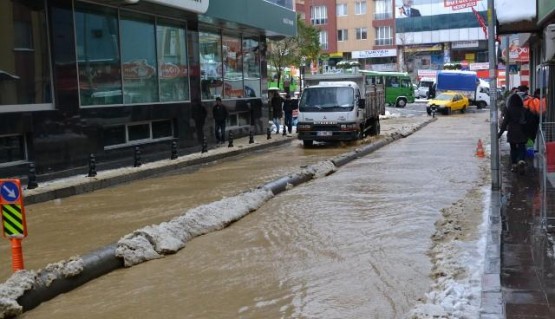 Kâğıthane’de İSKİ'ye ait su borusu patladı 33