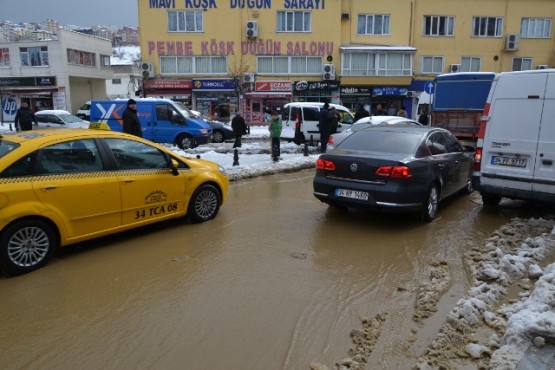 Kâğıthane’de İSKİ'ye ait su borusu patladı 4