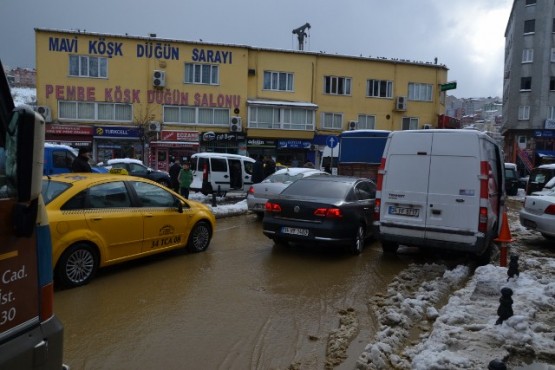 Kâğıthane’de İSKİ'ye ait su borusu patladı 5