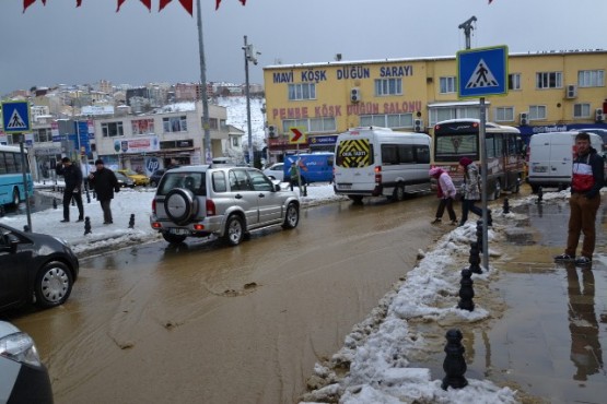 Kâğıthane’de İSKİ'ye ait su borusu patladı 6