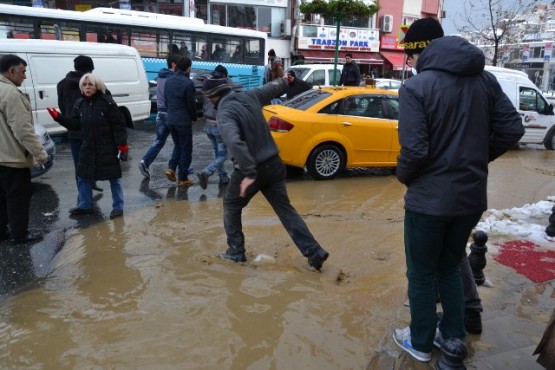 Kâğıthane’de İSKİ'ye ait su borusu patladı 7