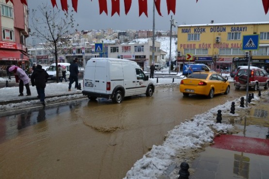 Kâğıthane’de İSKİ'ye ait su borusu patladı 8