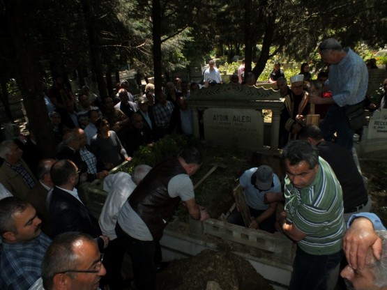 Kasım Aydın babaannesini toprağa verdi 10