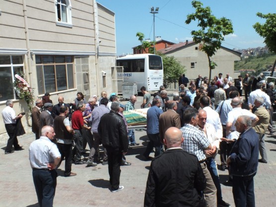 Kasım Aydın babaannesini toprağa verdi 16