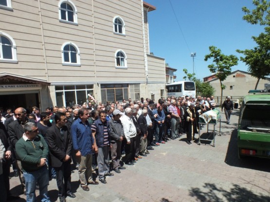 Kasım Aydın babaannesini toprağa verdi 25