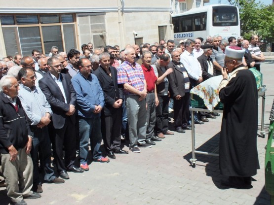 Kasım Aydın babaannesini toprağa verdi 32