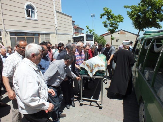 Kasım Aydın babaannesini toprağa verdi 37