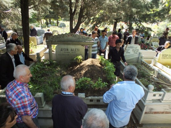 Kasım Aydın babaannesini toprağa verdi 44