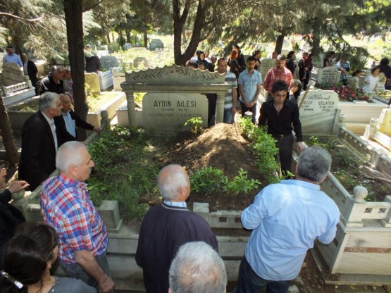 Kasım Aydın babaannesini toprağa verdi 45