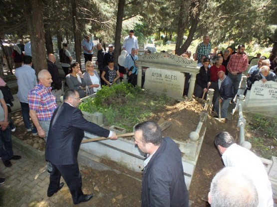 Kasım Aydın babaannesini toprağa verdi 6