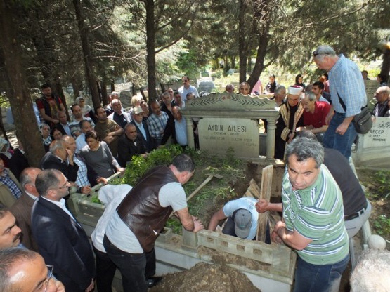 Kasım Aydın babaannesini toprağa verdi 7