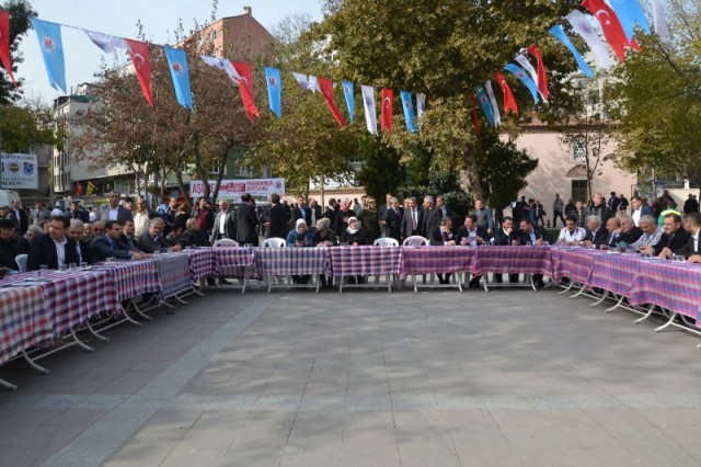 Kağıthane Belediyesi halka aşure dağıttı 12