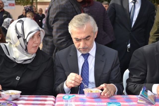 Kağıthane Belediyesi halka aşure dağıttı 4