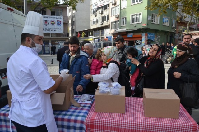 Kağıthane Belediyesi halka aşure dağıttı 5