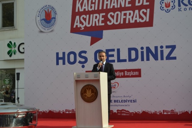 Kağıthane Belediyesi halka aşure dağıttı 55