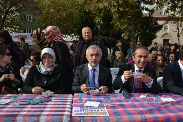 Kağıthane Belediyesi halka aşure dağıttı 57