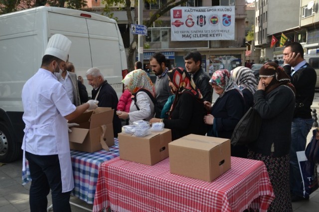 Kağıthane Belediyesi halka aşure dağıttı 6