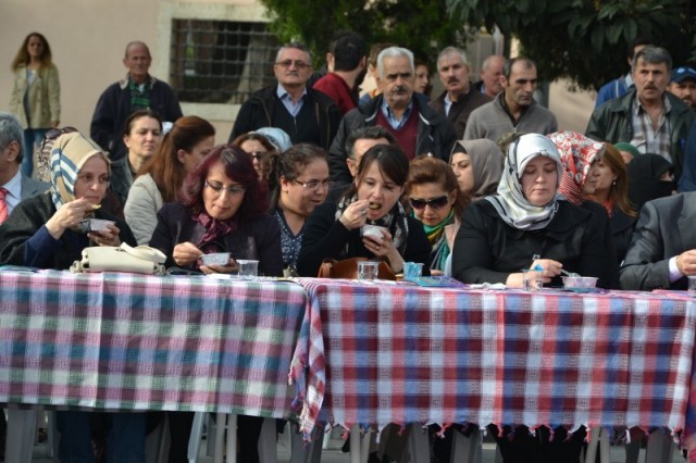 Kağıthane Belediyesi halka aşure dağıttı 62