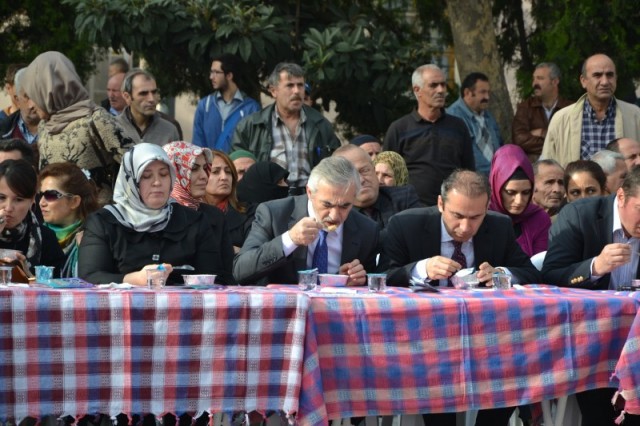 Kağıthane Belediyesi halka aşure dağıttı 65