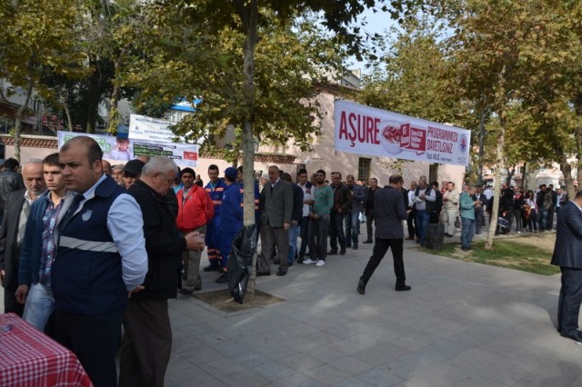 Kağıthane Belediyesi halka aşure dağıttı 9