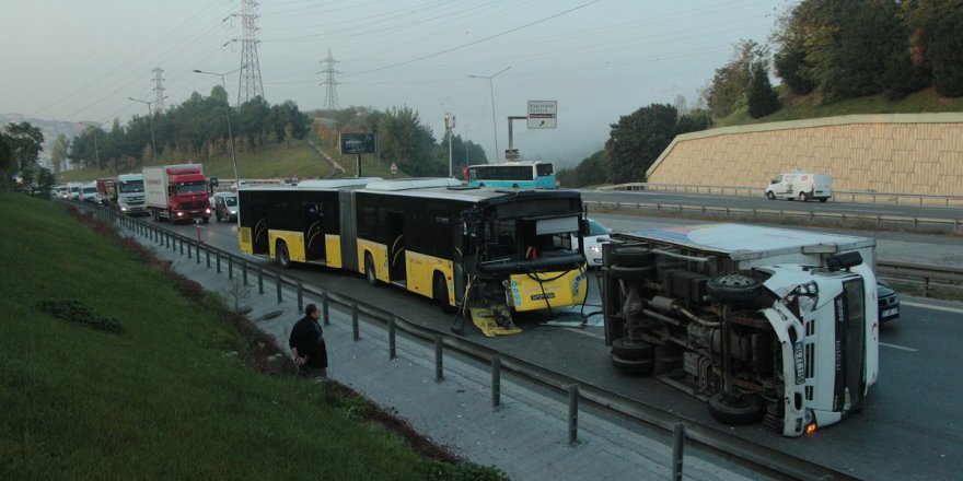 Kağıthane'de İETT otobüsü kamyonete çarptı